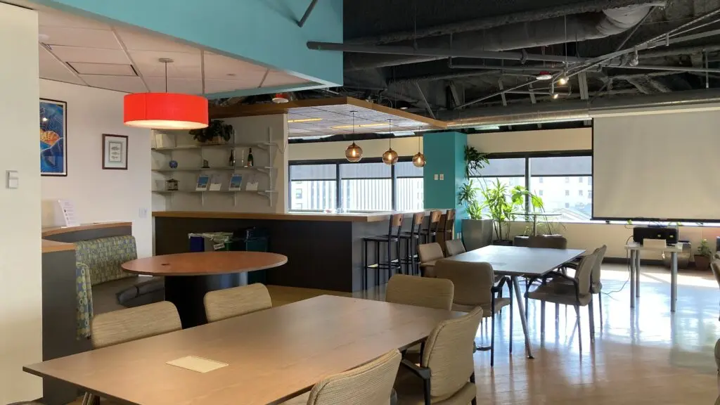 Casual table arrangement